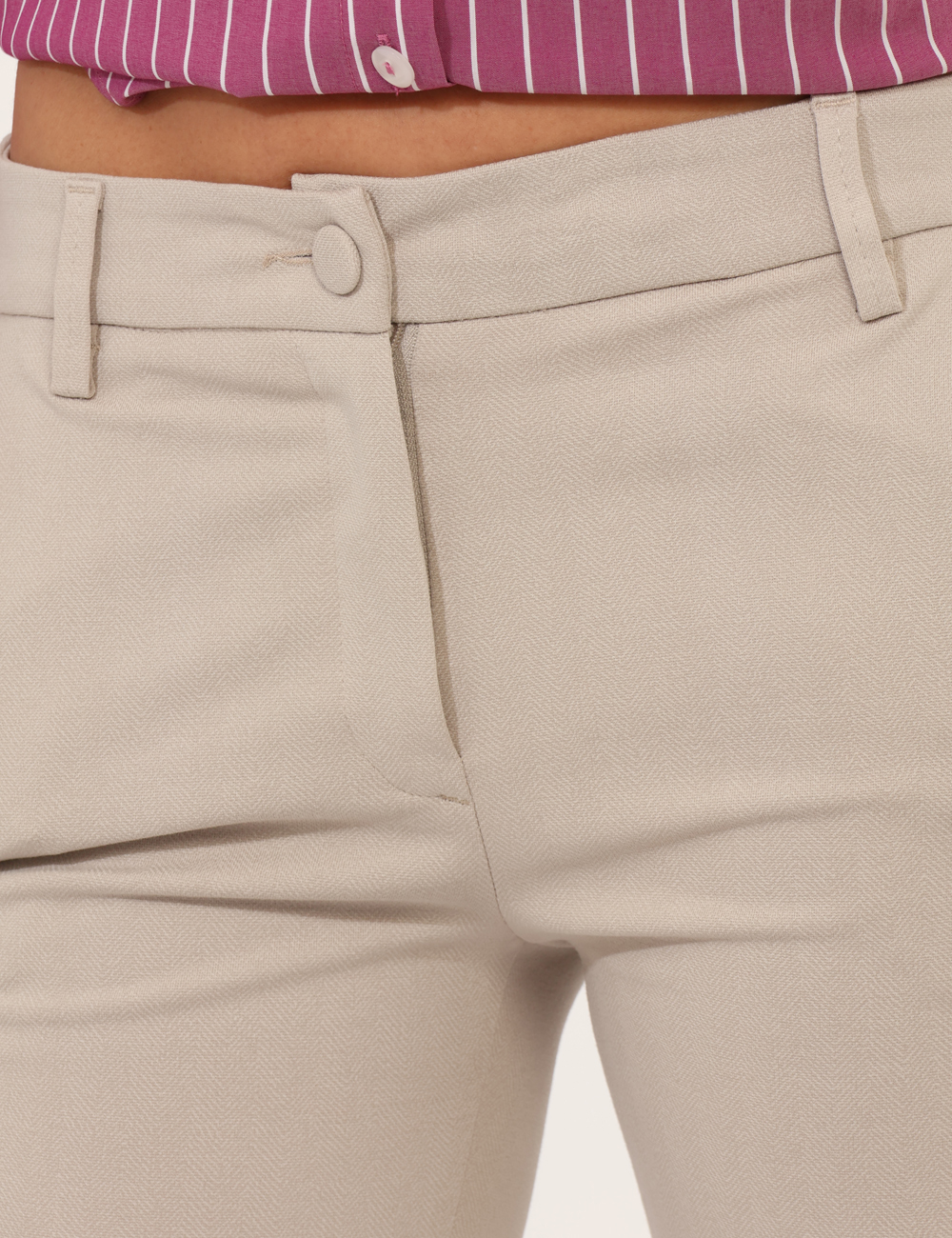PD01SA25-TVP28-OA_SABBIA_AI25_4 Pantaloni Materica Beige - Pantaloni larghi, eleganti, in total sabbia con tasche a taglio trasversale. La vestibilità è mor