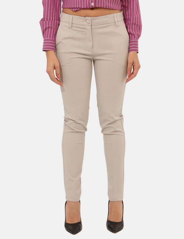 Pantaloni Materica Beige - Pantaloni larghi, eleganti, in total sabbia con tasche a taglio trasversale. La vestibilità è mor