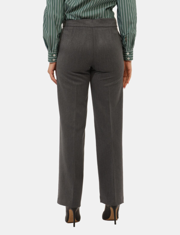 Pantaloni Materica Grigio - Pantaloni larghi, eleganti, total grigio topo con tasche a taglio trasversale. La vestibilità è