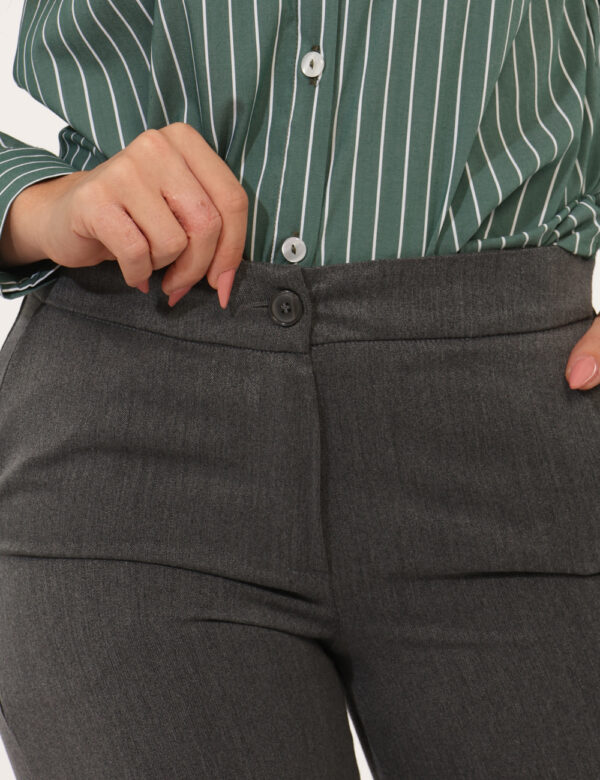 Pantaloni Materica Grigio - Pantaloni larghi, eleganti, total grigio topo con tasche a taglio trasversale. La vestibilità è