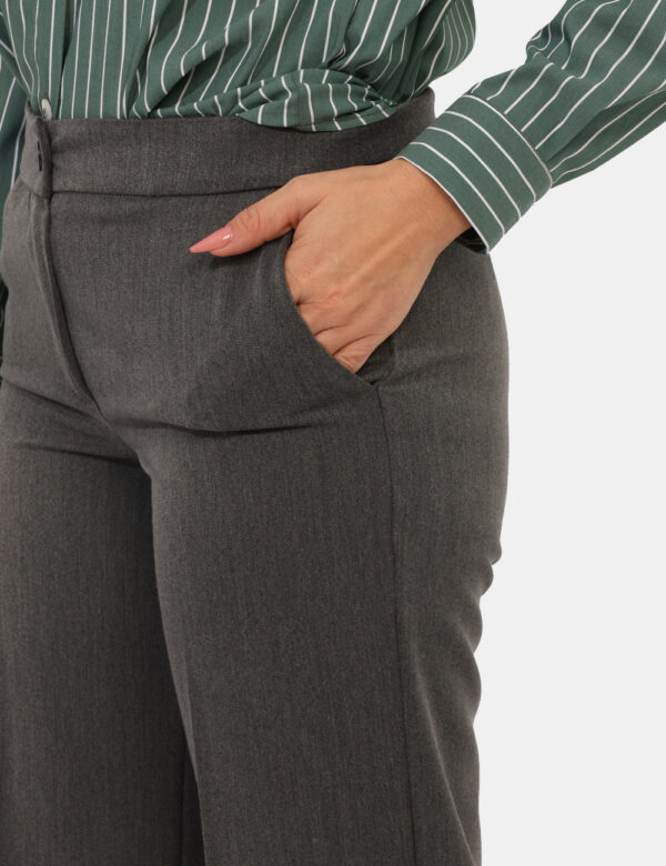 Pantaloni Materica Grigio - Pantaloni larghi, eleganti, total grigio topo con tasche a taglio trasversale. La vestibilità è