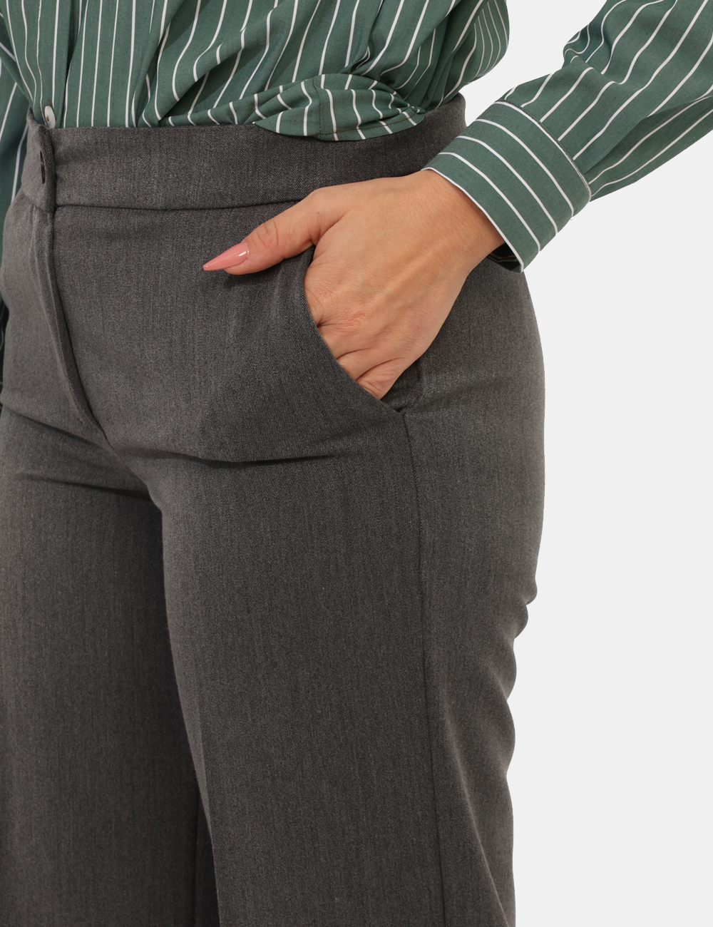 PD08SA25-TPV308-OA_GRIGIO-TOPO_AI25_5 Pantaloni Materica Grigio - Pantaloni larghi, eleganti, total grigio topo con tasche a taglio trasversale. La vestibilità è