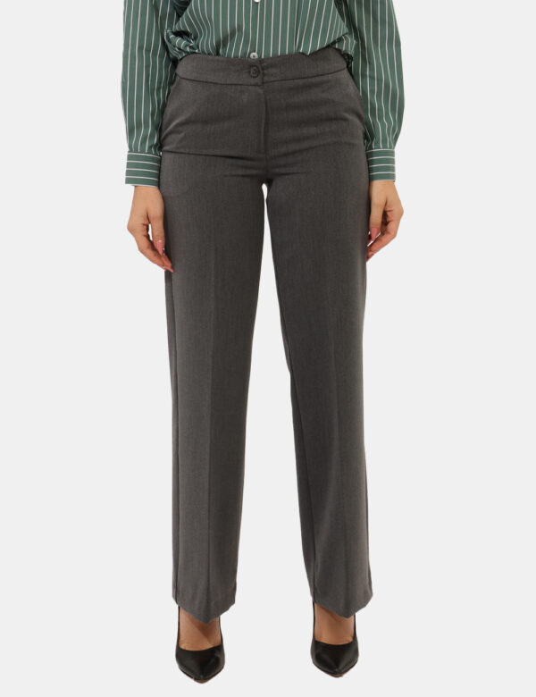 Pantaloni Materica Grigio - Pantaloni larghi, eleganti, total grigio topo con tasche a taglio trasversale. La vestibilità è