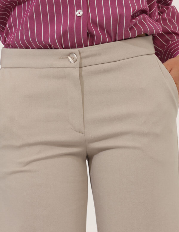 Pantaloni Materica Beige - Pantaloni larghi, eleganti, in total sabbia, con tasche a taglio trasversale. La vestibilità è mo