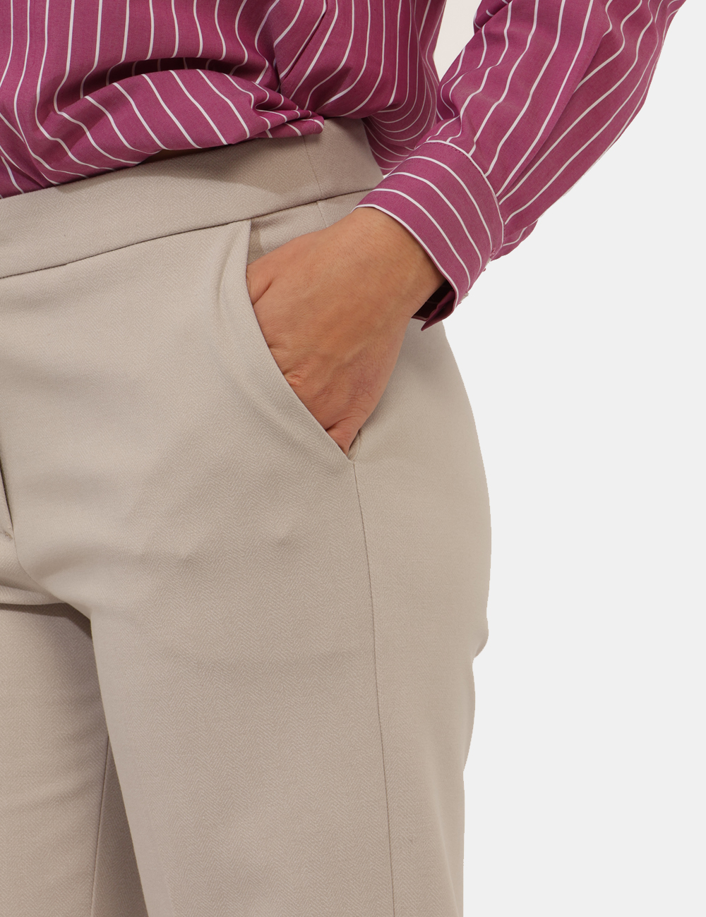 PD08SA25-TVP28-OA_SABBIA_AI25_4 Pantaloni Materica Beige - Pantaloni larghi, eleganti, in total sabbia, con tasche a taglio trasversale. La vestibilità è mo