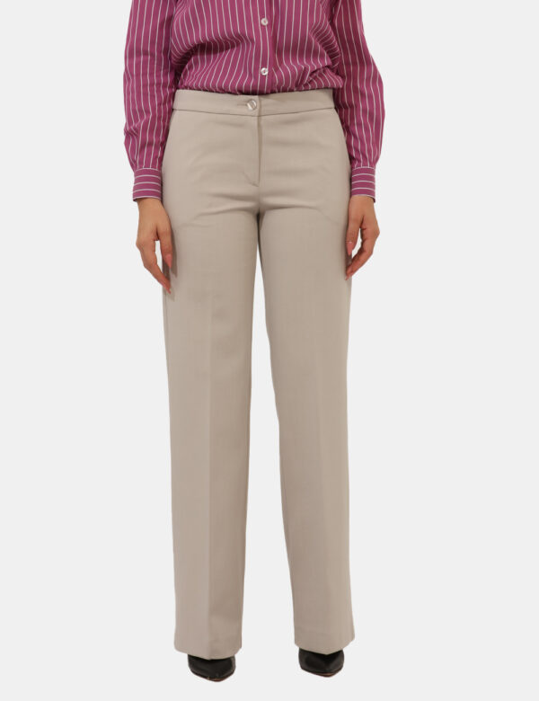 Pantaloni Materica Beige - Pantaloni larghi, eleganti, in total sabbia, con tasche a taglio trasversale. La vestibilità è mo