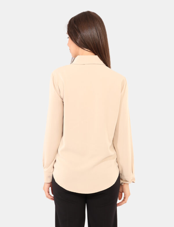 Camicia Rue De Clerie Beige - Camicia classica in total beige. La vestibilità è morbida e pratica grazie a bottoni ad asola