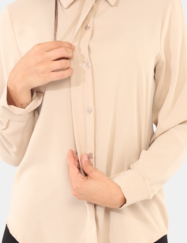 Camicia Rue De Clerie Beige - Camicia classica in total beige. La vestibilità è morbida e pratica grazie a bottoni ad asola