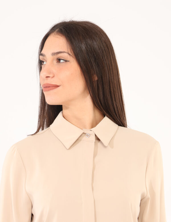 Camicia Rue De Clerie Beige - Camicia classica in total beige. La vestibilità è morbida e pratica grazie a bottoni ad asola