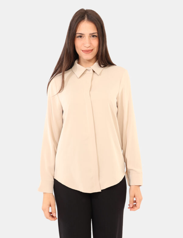 Camicia Rue De Clerie Beige - Camicia classica in total beige. La vestibilità è morbida e pratica grazie a bottoni ad asola