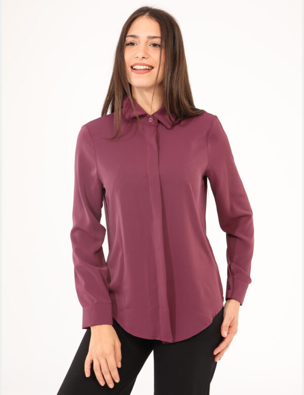 Camicia Rue De Clerie Viola - Camicia classica in total viola prugna. La vestibilità è morbida e pratica grazie a bottoni ad