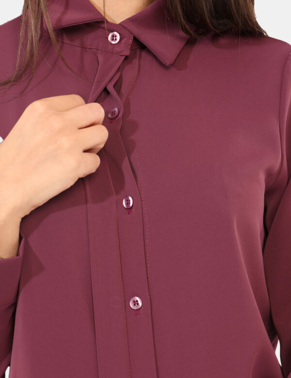 Camicia Rue De Clerie Viola - Camicia classica in total viola prugna. La vestibilità è morbida e pratica grazie a bottoni ad