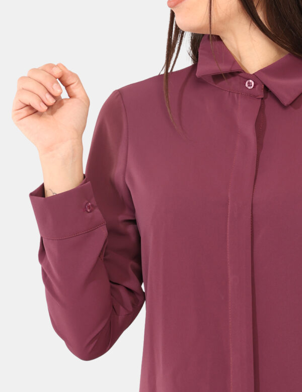 Camicia Rue De Clerie Viola - Camicia classica in total viola prugna. La vestibilità è morbida e pratica grazie a bottoni ad