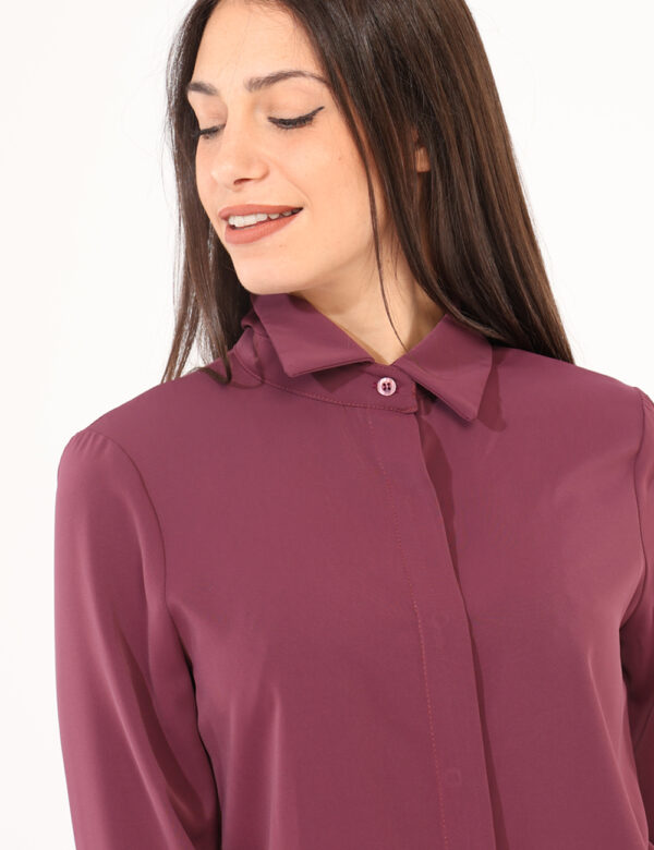 Camicia Rue De Clerie Viola - Camicia classica in total viola prugna. La vestibilità è morbida e pratica grazie a bottoni ad