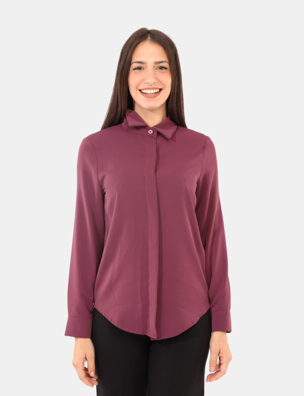 Camicia Rue De Clerie Viola - Camicia classica in total viola prugna. La vestibilità è morbida e pratica grazie a bottoni ad