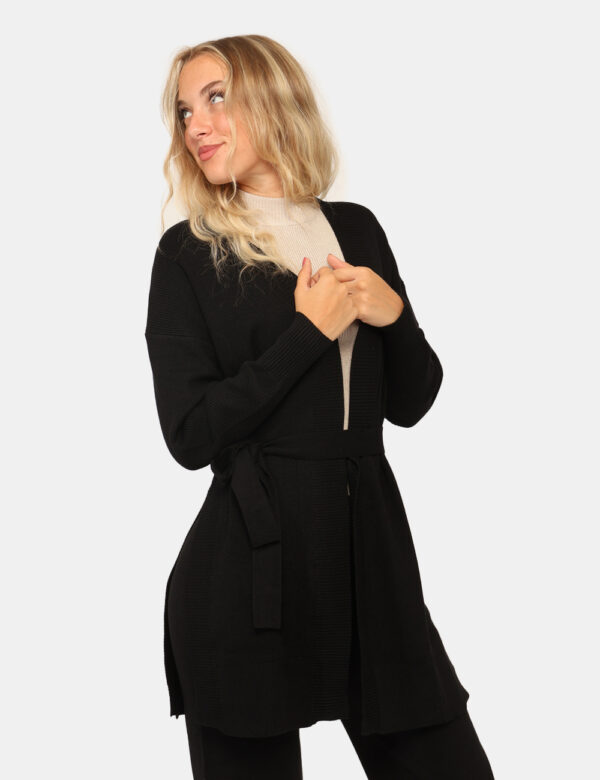 Cardigan Rue De Clerie Nero - Cardigan lungo in total nero, con cintura in tessuto coordinata che permette una vestibilità r