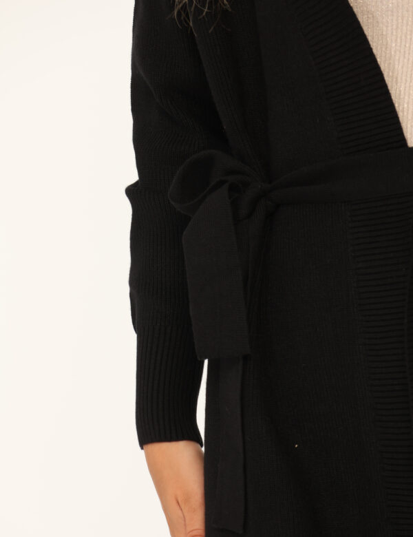 Cardigan Rue De Clerie Nero - Cardigan lungo in total nero, con cintura in tessuto coordinata che permette una vestibilità r