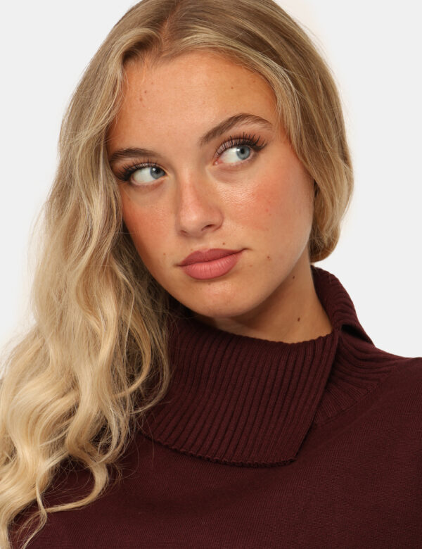 Maglione Rue De Clerie Bordeaux - Maglione dolcevita in total bordeaux. La vestibilità è morbida e regolare. Il maglione è a