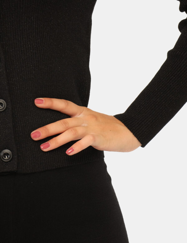 Cardigan Rue De Clerie Nero - Cardigan classico in total nero con filo lurex. La vestibilità è morbida e pratica grazie a bo