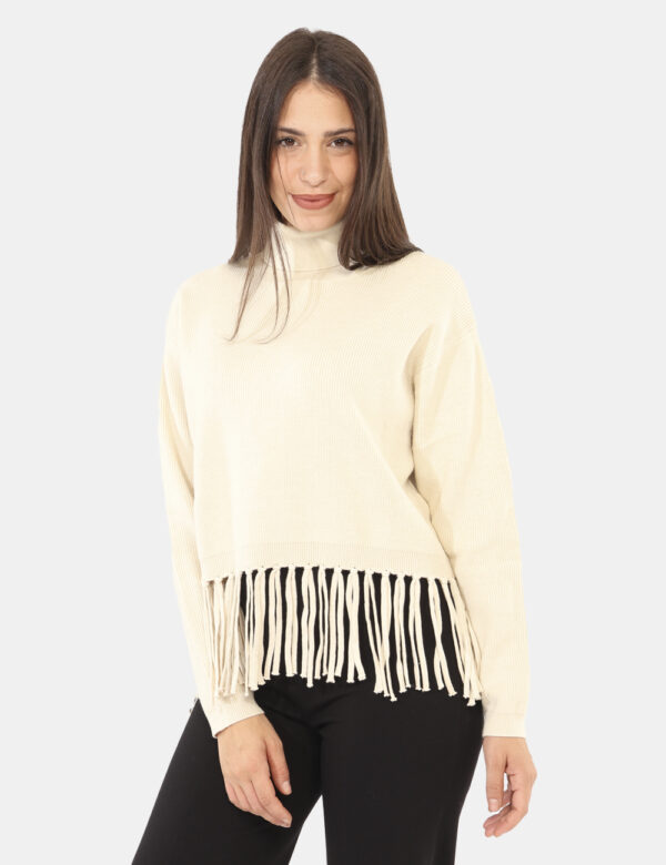 Maglione Rue De Clerie Beige - Maglione dolcevita corto con frangia in total beige. La vestibilità è morbida e regolare. Il