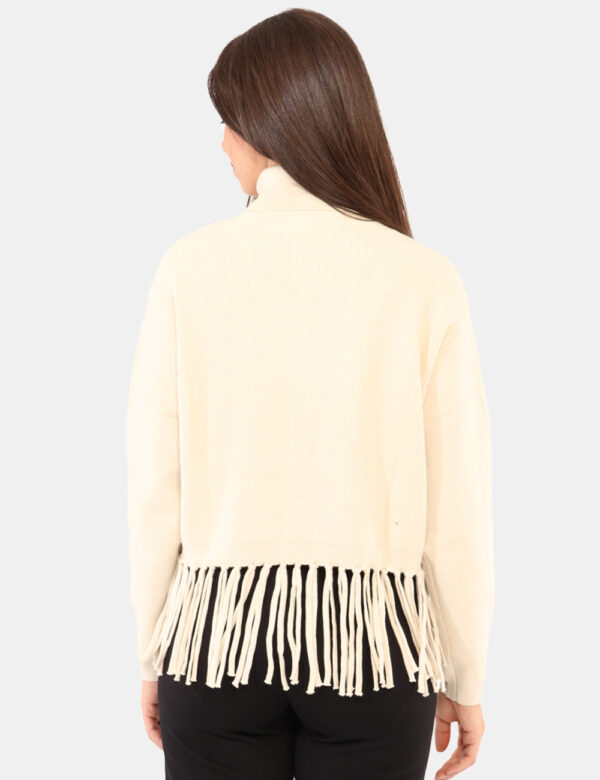 Maglione Rue De Clerie Beige - Maglione dolcevita corto con frangia in total beige. La vestibilità è morbida e regolare. Il