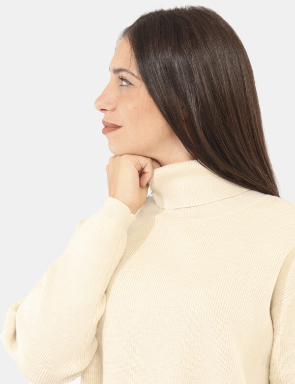 Maglione Rue De Clerie Beige - Maglione dolcevita corto con frangia in total beige. La vestibilità è morbida e regolare. Il