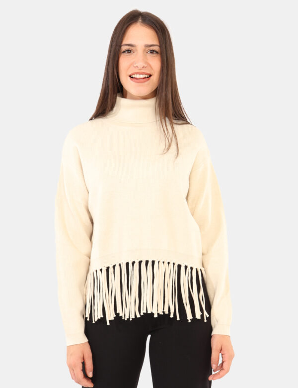 Maglione Rue De Clerie Beige - Maglione dolcevita corto con frangia in total beige. La vestibilità è morbida e regolare. Il