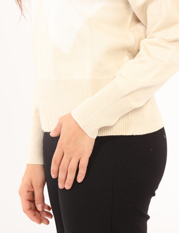 Maglione Rue De Clerie Beige - Maglione dolcevita su fantasia bianco/beige con riquadri e filo lurex. La vestibilità è morbi