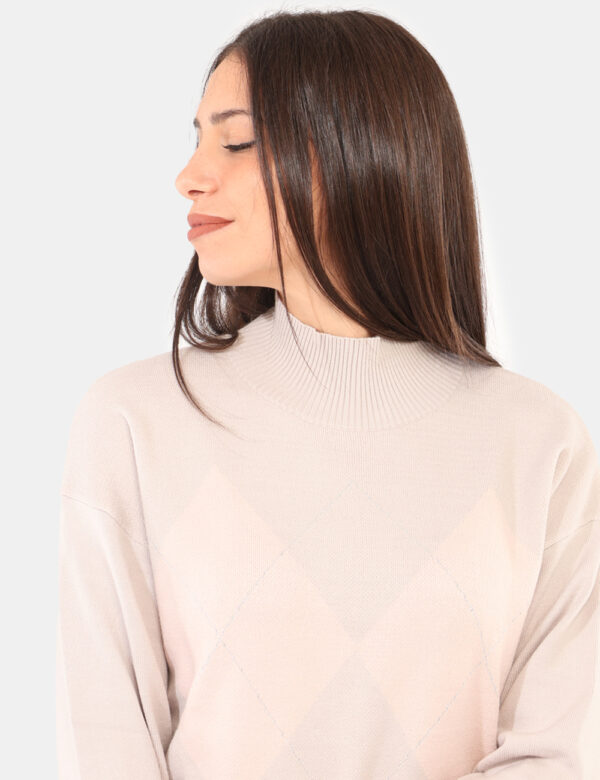 Maglione Rue De Clerie Rosa - Maglione dolcevita su fantasia rosa/lilla con riquadri e filo lurex. La vestibilità è morbida
