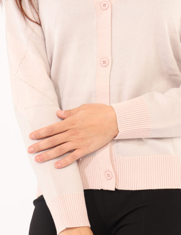 Cardigan Rue De Clerie Rosa - Maglione cardigan, su base rosa e lilla con stampa a riquadri e filo lurex dorato. La vestibil