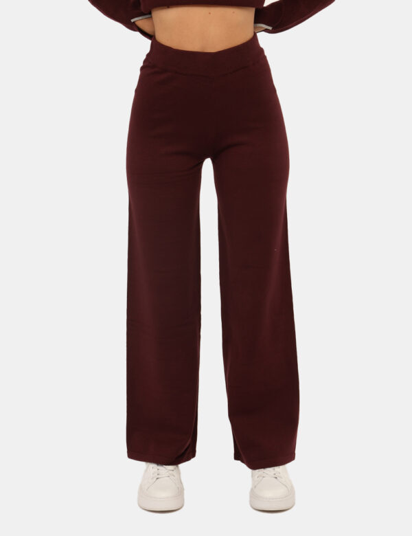 Pantaloni Rue De Clerie Bordeaux - Pantaloni in maglina, larghi, in total bordeaux. La vestibilità è morbida e regolabile gr