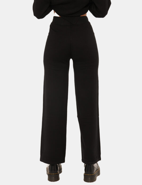 Pantaloni Rue De Clerie Nero - Pantaloni in maglina, larghi, in total nero. La vestibilità è morbida e regolabile grazie ad