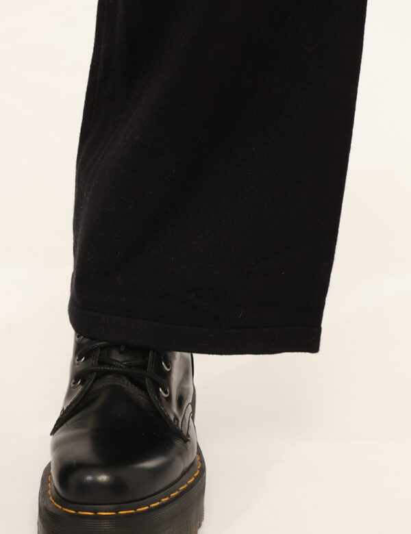 Pantaloni Rue De Clerie Nero - Pantaloni in maglina, larghi, in total nero. La vestibilità è morbida e regolabile grazie ad