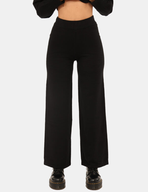 Pantaloni Rue De Clerie Nero - Pantaloni in maglina, larghi, in total nero. La vestibilità è morbida e regolabile grazie ad