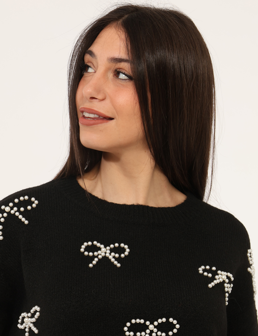 WT7010K-49701-sa_BLACK_AI25_3 Maglione Fracomina Nero - Maglione girocollo classico in total nero con fiocchetti in perline applicati che donano luce al c