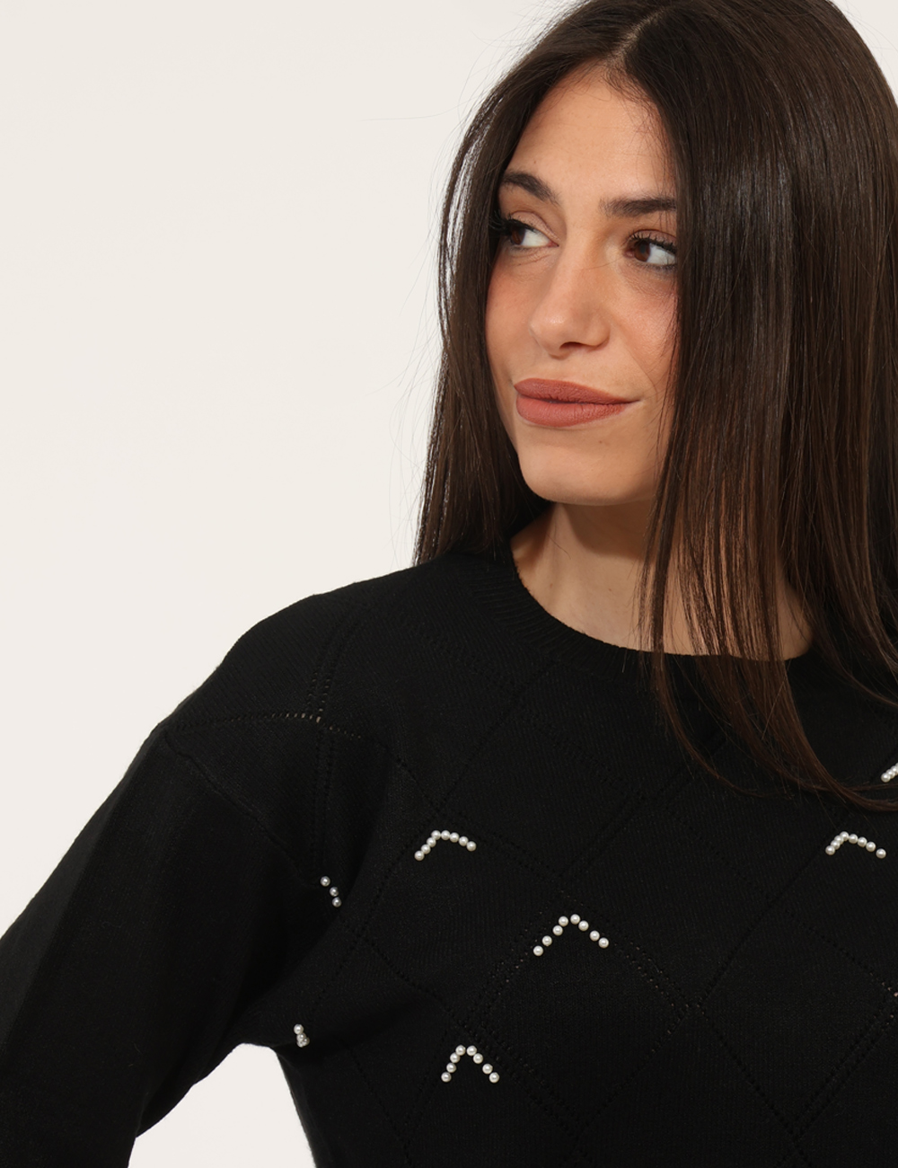 WT7014K50201-sa_BLACK_AI25_4 Maglione Fracomina Nero - Maglione con girocollo classico in total nero, trama lavorata e perline che donano luce al capo. L