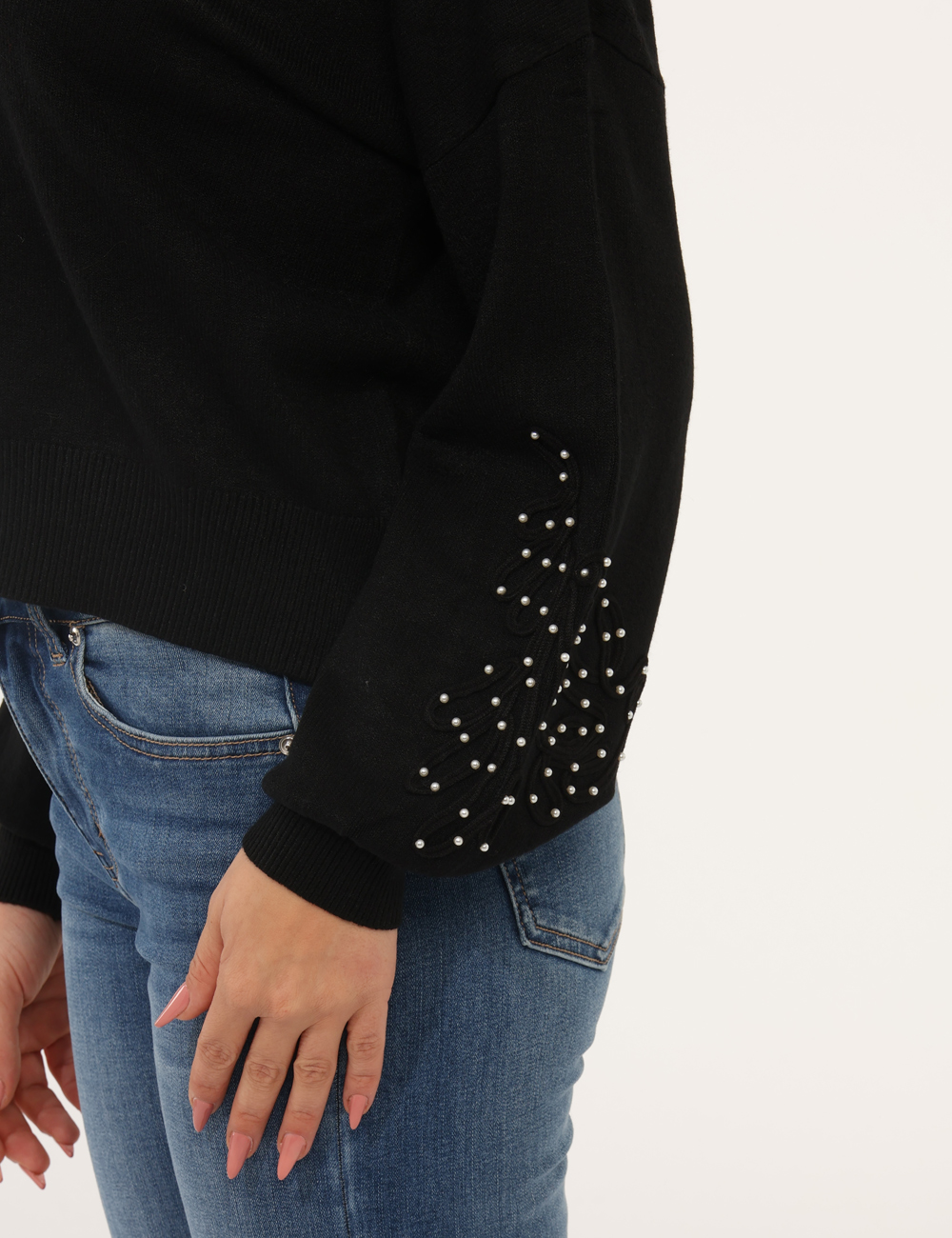 WT7016K-50201-sa_BLACK_AI25_4 Maglione Fracomina Nero - Maglione con girocollo classico in total nero, con trama lavorata sulla maniche arricchita da perl