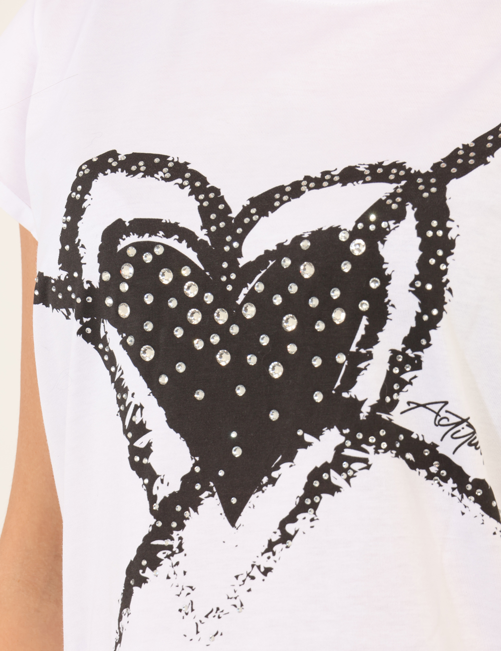 232AP2210-SA_BRIGHT-WHITE-BLACK-HEART_AI25_3 232AP2210-SA_BRIGHT-WHITE-BLACK-HEART_AI25