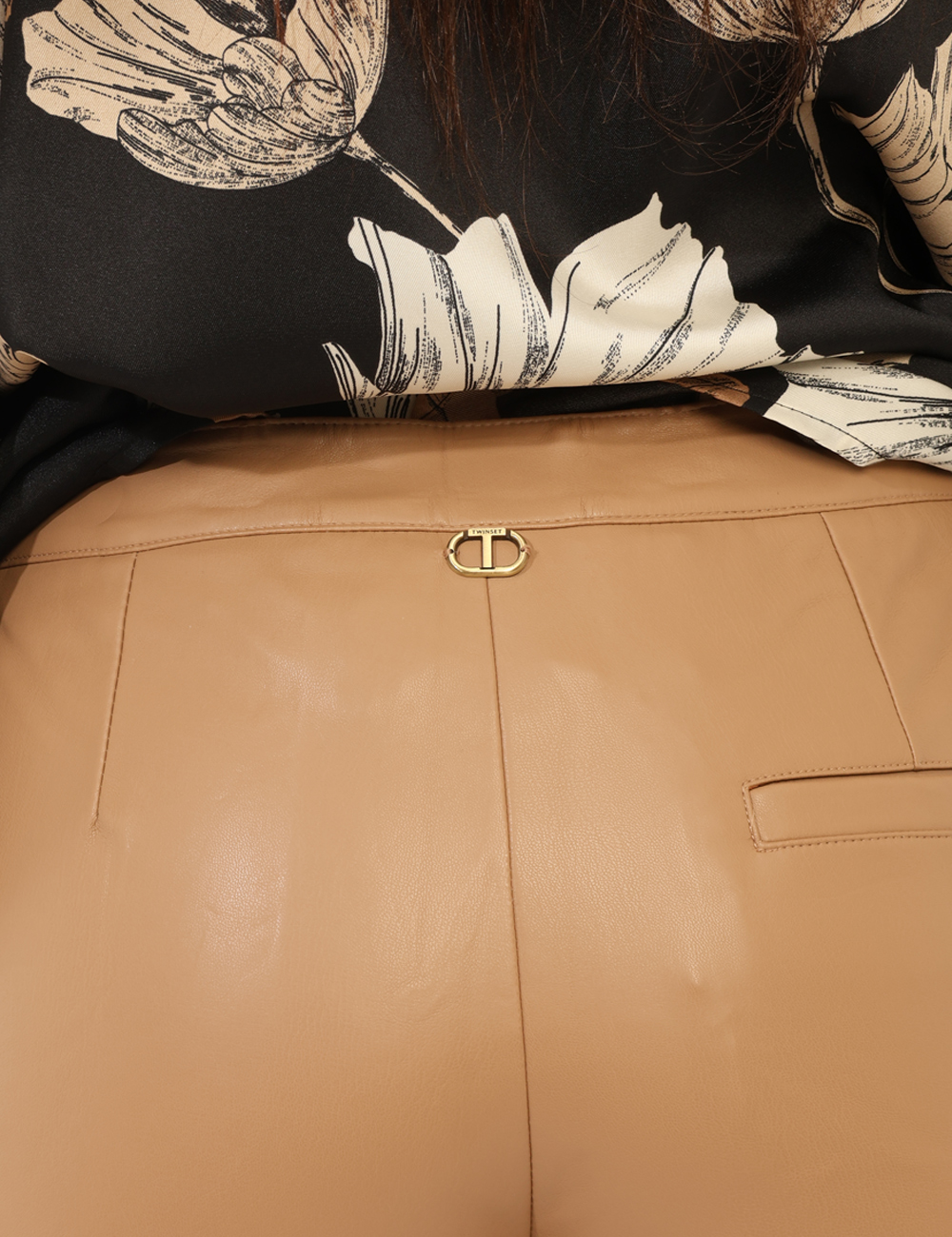 232TP2905-SA_COLD-CAMEL_AI25_4 Pantalone Twin Set Beige - Pantalone ecopelle beige, morbido ed elasticizzato.Cod. art. 232TP2905 SAVi ricordiamo che tutti