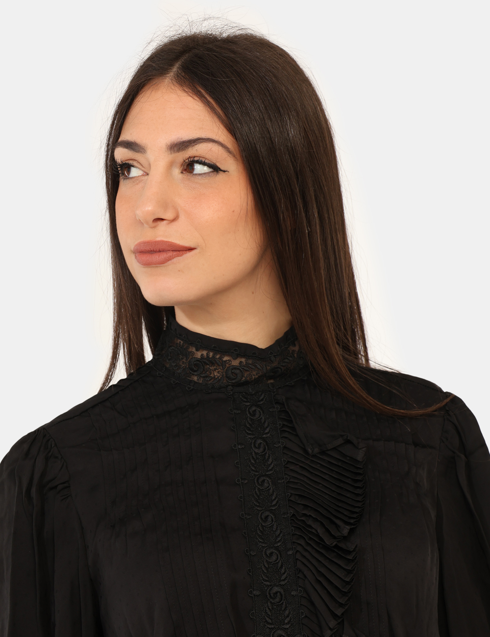 232TT2170-SA_NERO_AI25_3 Camicia Twin Set Nero - Camicia a collo alto con pizzo e dettagli tono su tono.Cod. art. 232TT2170 SAVi ricordiamo che tutti