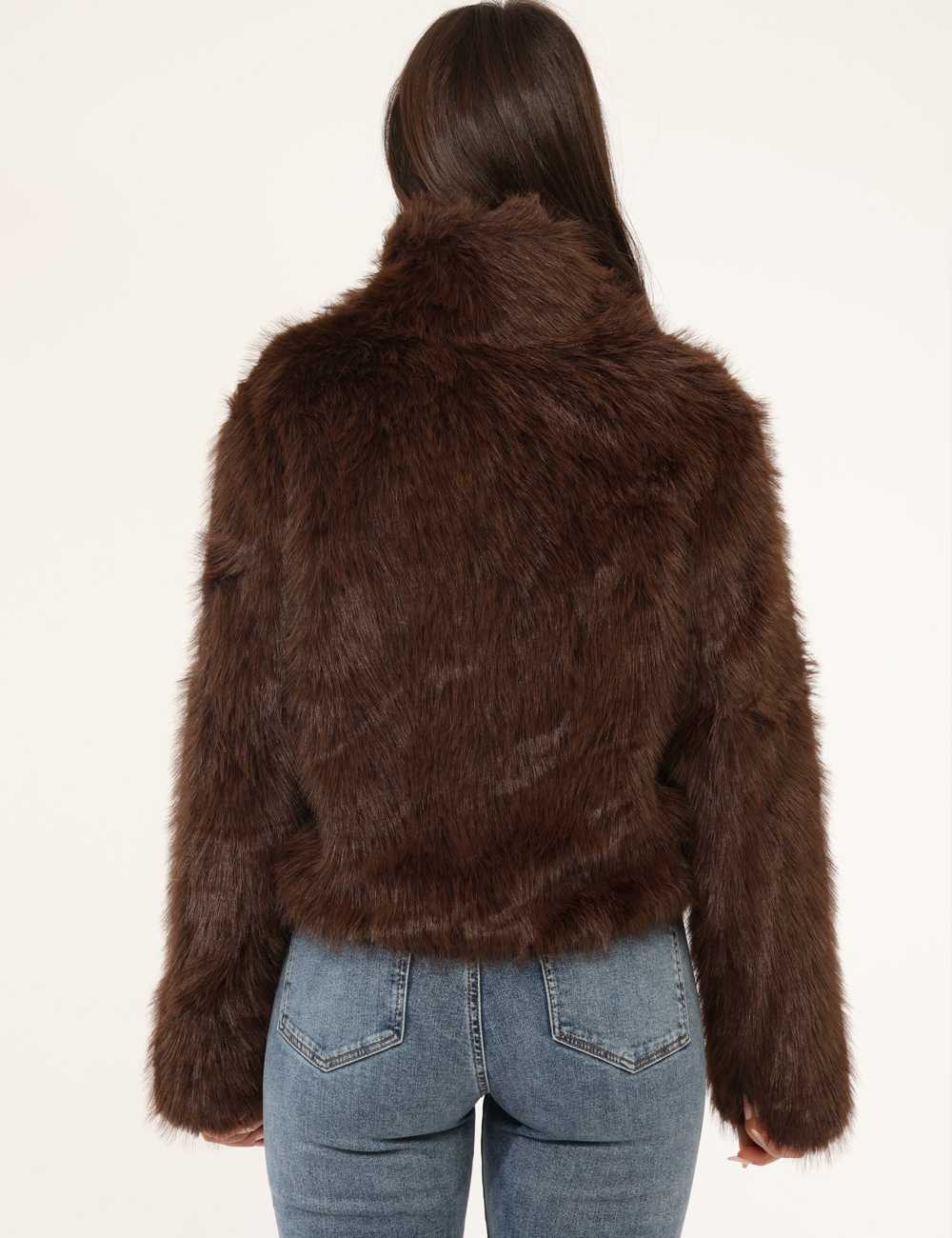 2621-OA_MORO_AI25_2 Pelliccia Materica Marrone - Pelliccia corta in total marrone, con collo alto. La vestibilità è morbida e pratica grazie a b