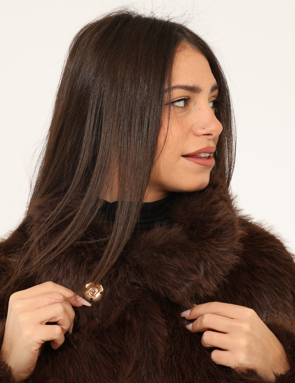 2621-OA_MORO_AI25_3 Pelliccia Materica Marrone - Pelliccia corta in total marrone, con collo alto. La vestibilità è morbida e pratica grazie a b