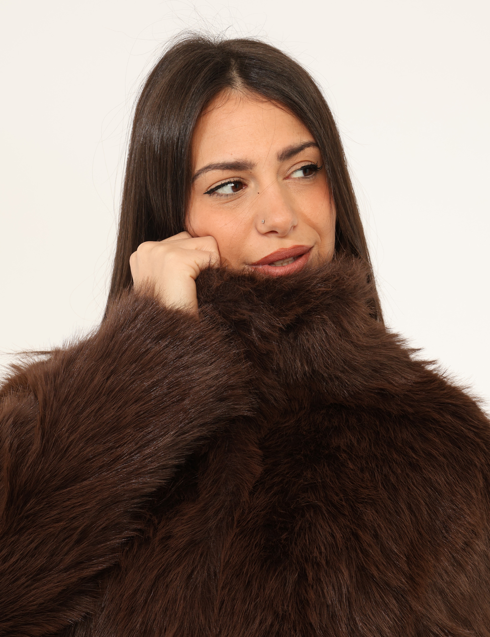 2621-OA_MORO_AI25_4 Pelliccia Materica Marrone - Pelliccia corta in total marrone, con collo alto. La vestibilità è morbida e pratica grazie a b