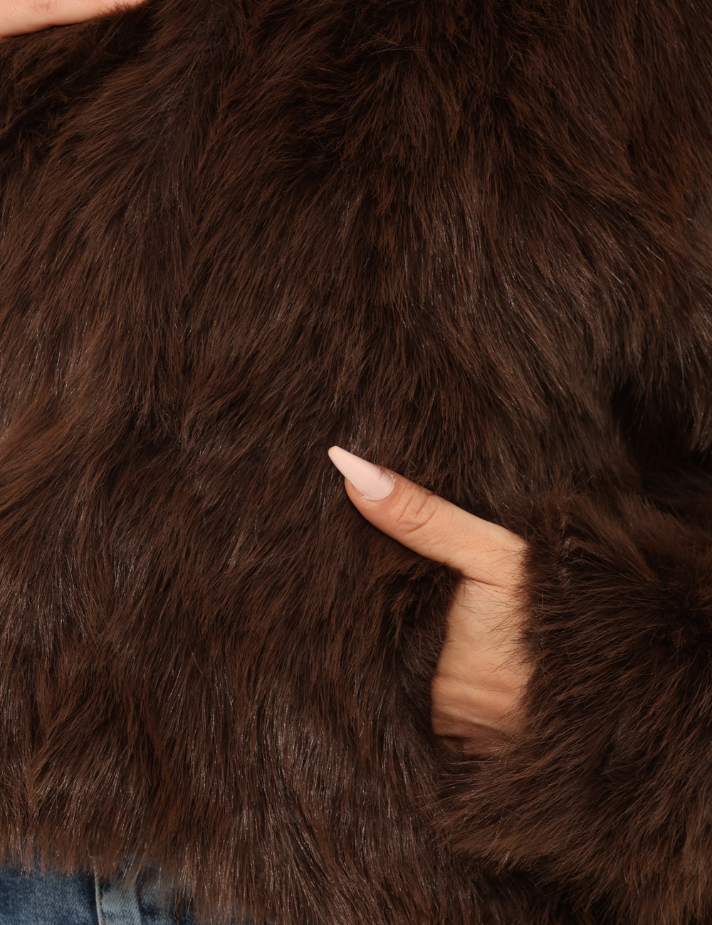 2621-OA_MORO_AI25_5 Pelliccia Materica Marrone - Pelliccia corta in total marrone, con collo alto. La vestibilità è morbida e pratica grazie a b