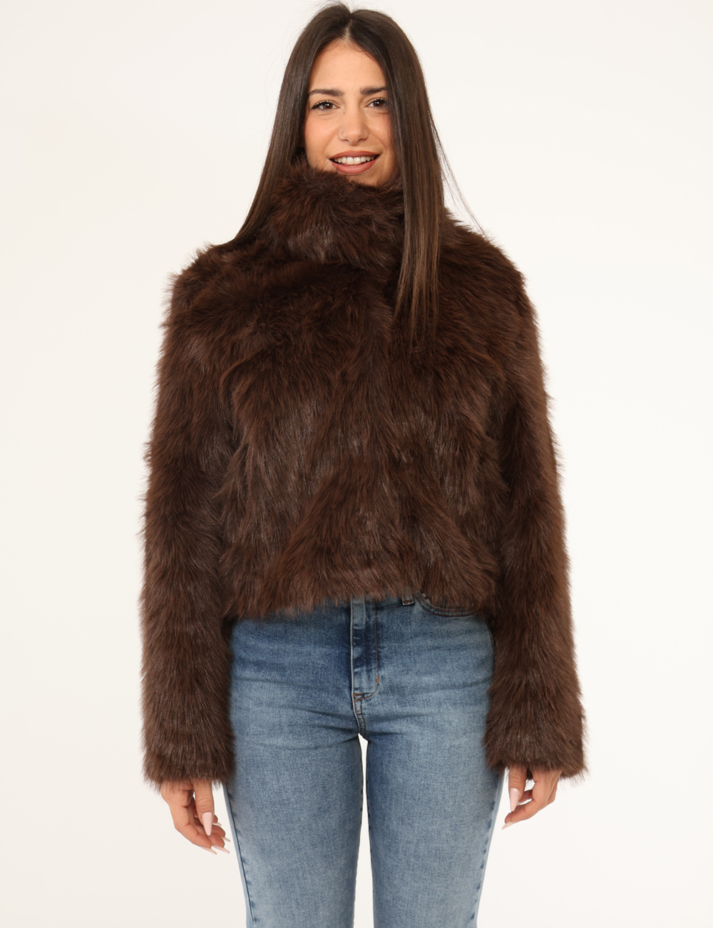 2621-OA_MORO_AI25_6 Pelliccia Materica Marrone - Pelliccia corta in total marrone, con collo alto. La vestibilità è morbida e pratica grazie a b