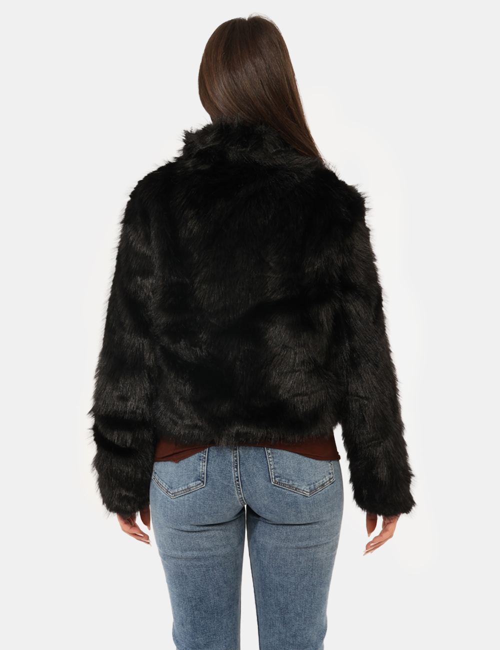 2621-OA_NERO_AI25_2 Pelliccia Materica Nero - Pelliccia corta in total nero, con collo alto. La vestibilità è morbida e pratica grazie a bottoni