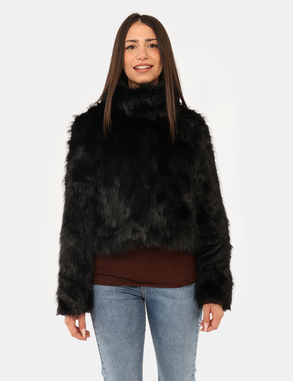 2621-OA_NERO_AI25_5 Pelliccia Materica Nero - Pelliccia corta in total nero, con collo alto. La vestibilità è morbida e pratica grazie a bottoni