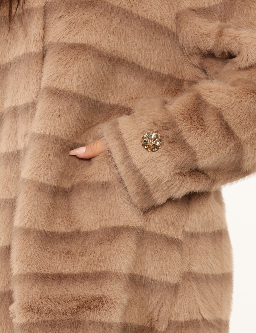 2652-OA_TALPA_AI25_6 Pelliccia Materica Marrone - Pelliccia lunga con cappuccio, in total marrone talpa su fantasia rigata, con gioiello applicat