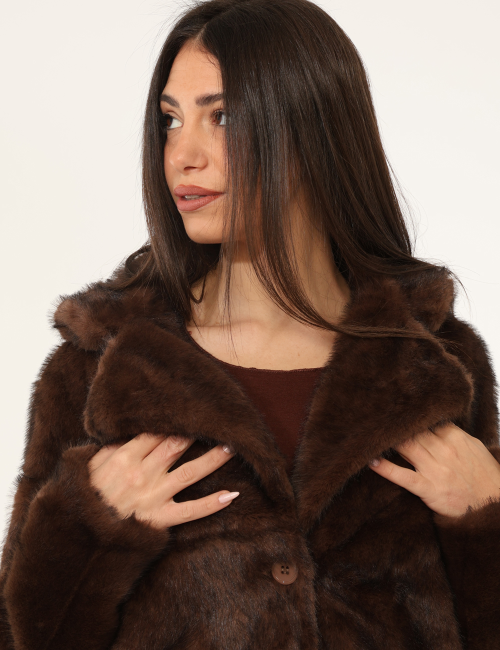 2922-OA_MORO_AI25_3 Pelliccia Materica Marrone - Pelliccia di media lunghezza in total marrone testa di moro, con scollo generoso. La vestibilit