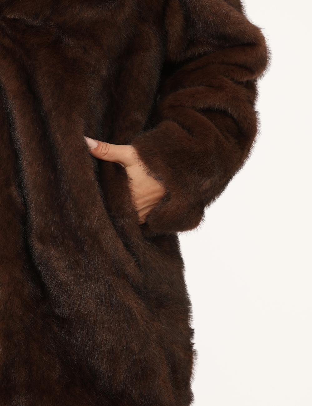 2922-OA_MORO_AI25_5 Pelliccia Materica Marrone - Pelliccia di media lunghezza in total marrone testa di moro, con scollo generoso. La vestibilit